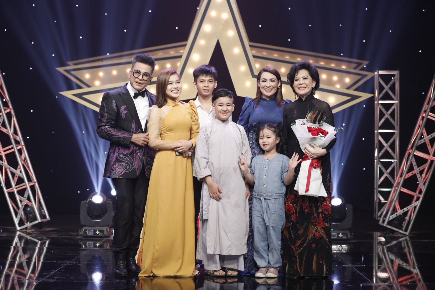 Phi Nhung bật khóc kể phải tự lái xe đi sinh con gái Wendy ảnh 3