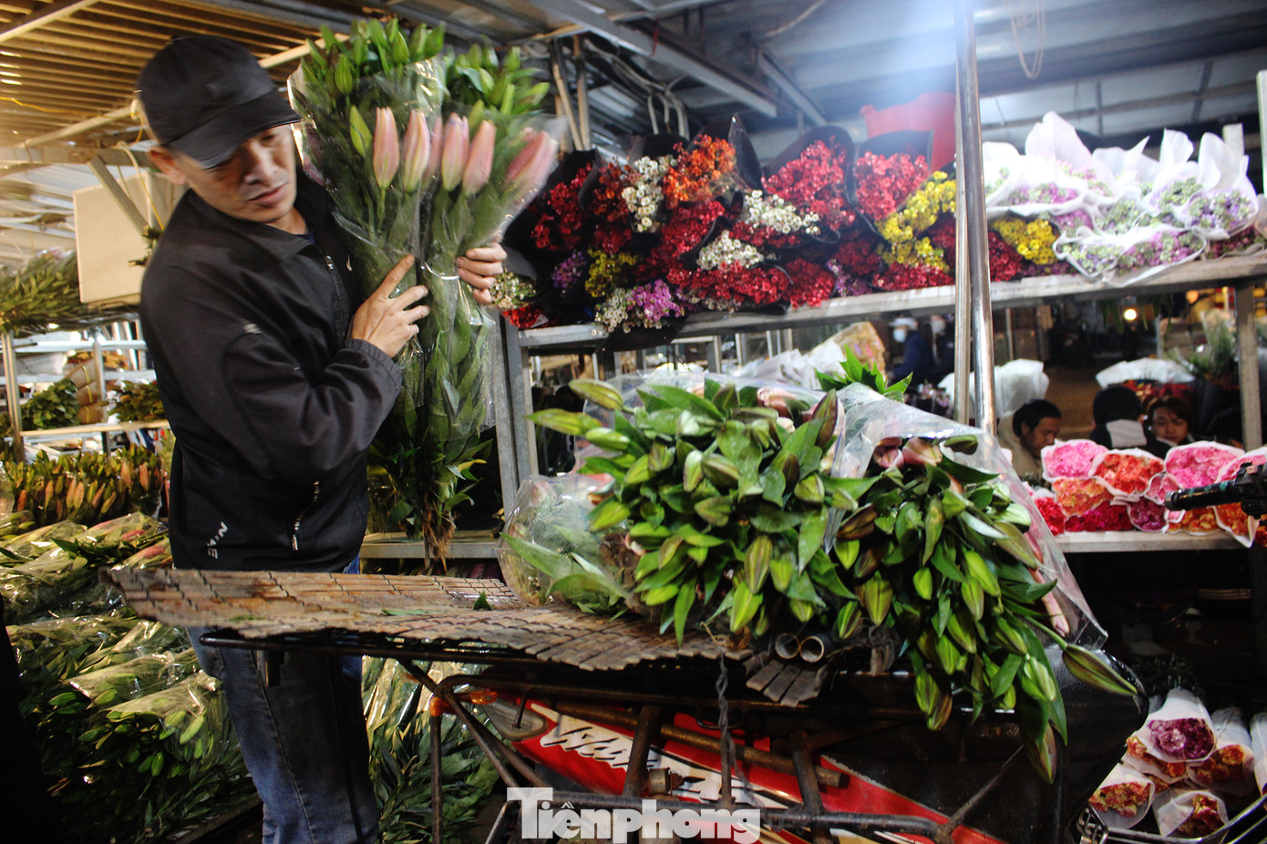 Nhọc nhằn mưu sinh trong giá lạnh ở chợ hoa lớn nhất Thủ đô ảnh 4