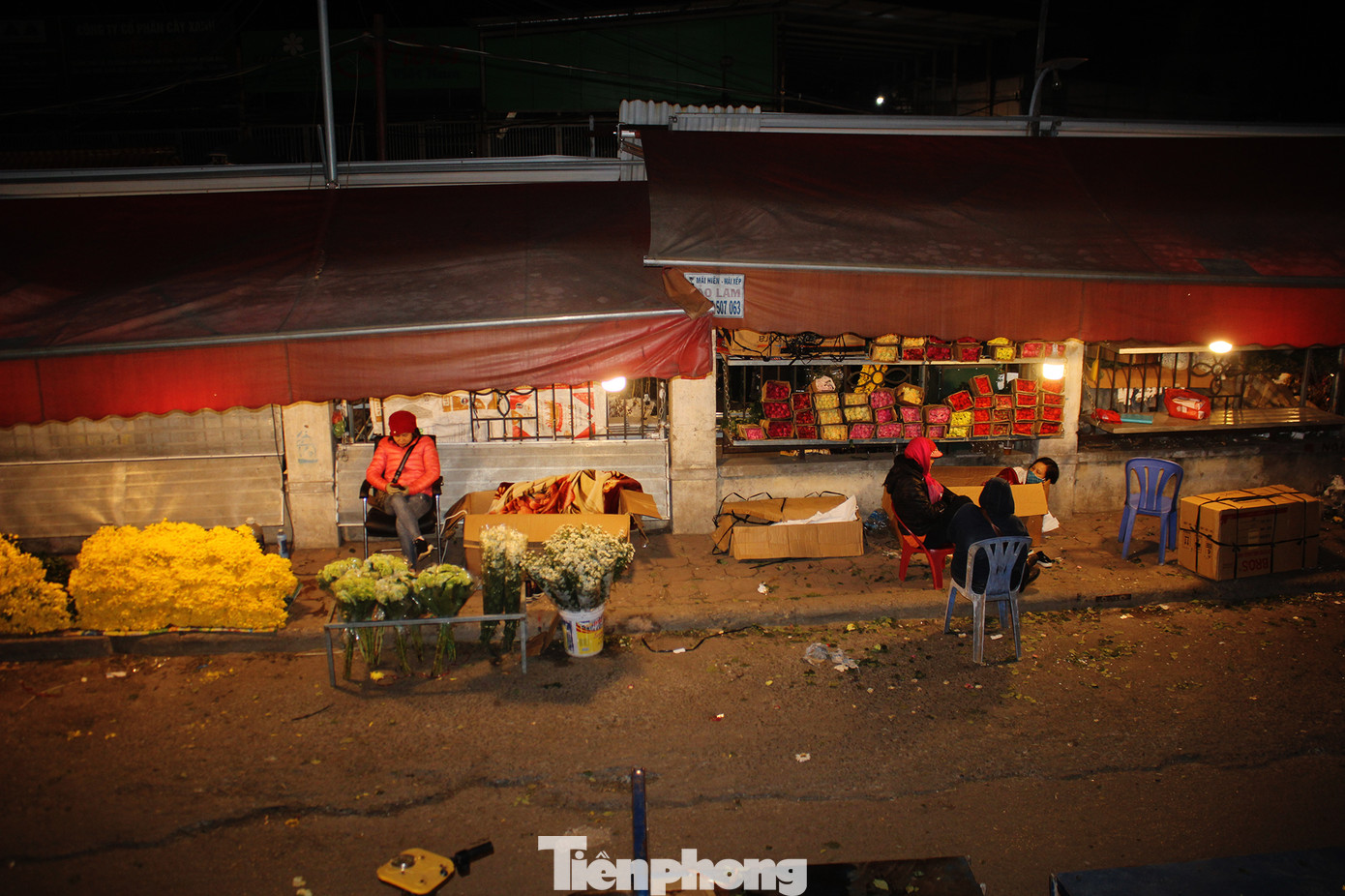 Nhọc nhằn mưu sinh trong giá lạnh ở chợ hoa lớn nhất Thủ đô ảnh 15
