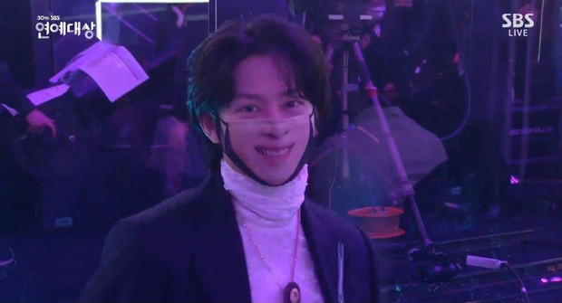 'Ôm bụng cười' với lễ trao giải chống COVID-19: đeo khẩu trang cười, dùng gậy trao giải ảnh 10