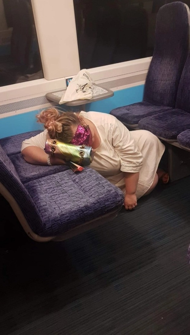 'Cười ra nước mắt' với cuộc thi khoe ảnh người say để nói về tác hại của rượu bia ảnh 6