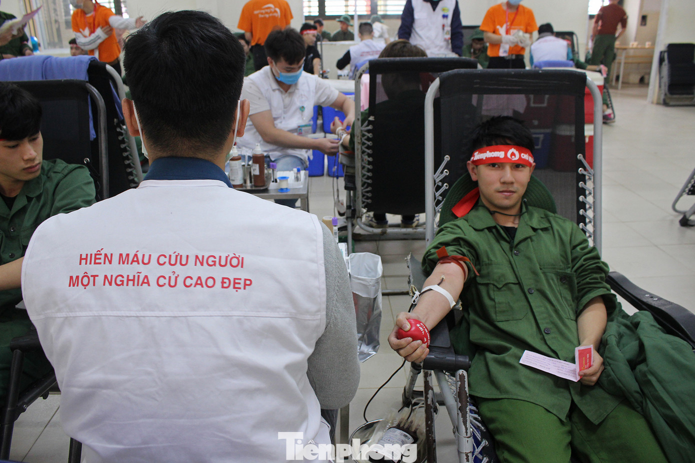 Sinh viên 3 trường đại học nối hàng dài hiến máu: Xua tan giá lạnh mùa đông ảnh 12