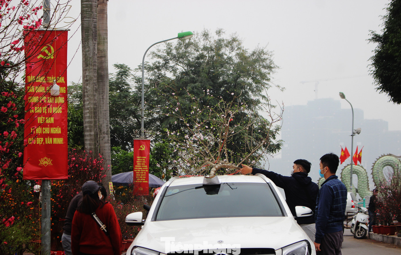 Chợ hoa dịp cận Tết và nỗi lòng người bán khi dịch COVID-19 bùng phát ảnh 18