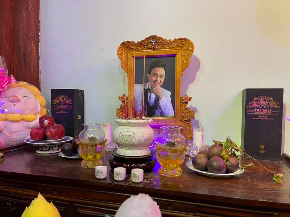 Khán giả bật khóc khi thấy đồ vật Hoài Linh để trên bàn thờ lập riêng tưởng nhớ Chí Tài ảnh 1