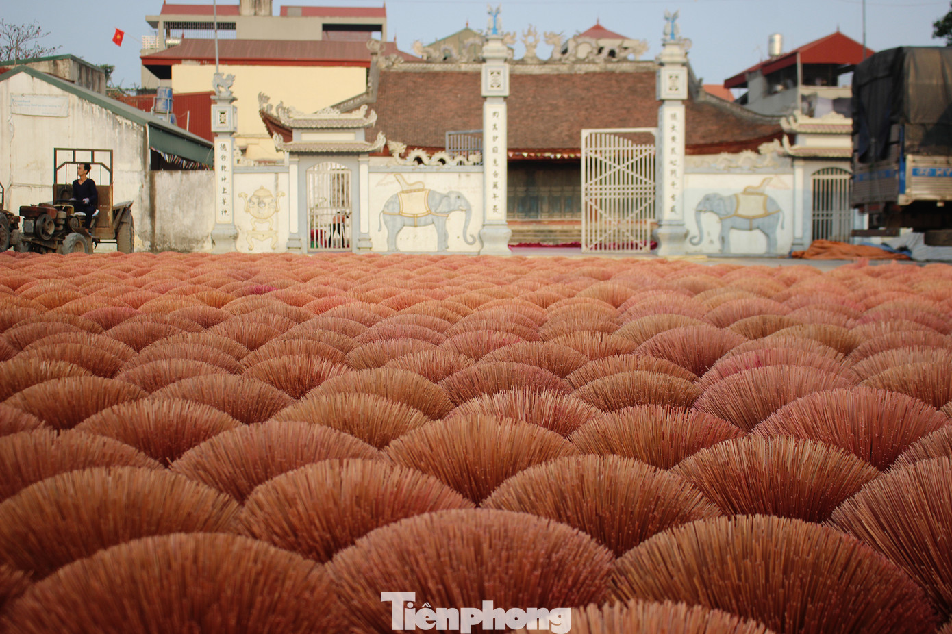 Nhịp sống hối hả dịp cận Tết ở làng nghề làm tăm hương cổ ở Hà Nội ảnh 7