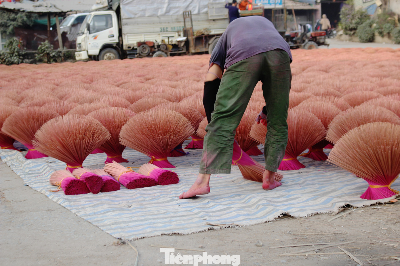 Nhịp sống hối hả dịp cận Tết ở làng nghề làm tăm hương cổ ở Hà Nội ảnh 4