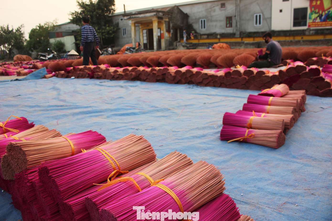 Nhịp sống hối hả dịp cận Tết ở làng nghề làm tăm hương cổ ở Hà Nội ảnh 5