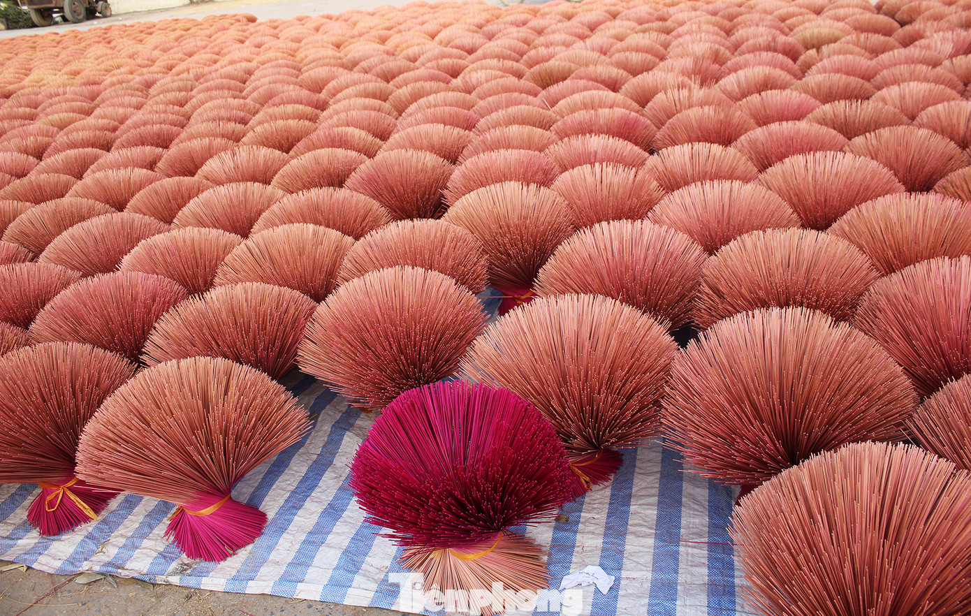 Nhịp sống hối hả dịp cận Tết ở làng nghề làm tăm hương cổ ở Hà Nội ảnh 6