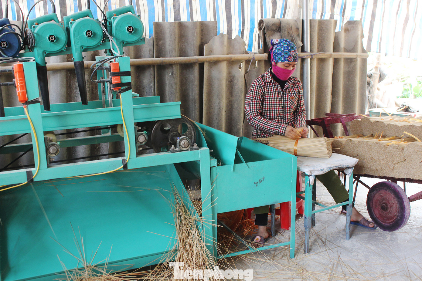 Nhịp sống hối hả dịp cận Tết ở làng nghề làm tăm hương cổ ở Hà Nội ảnh 11