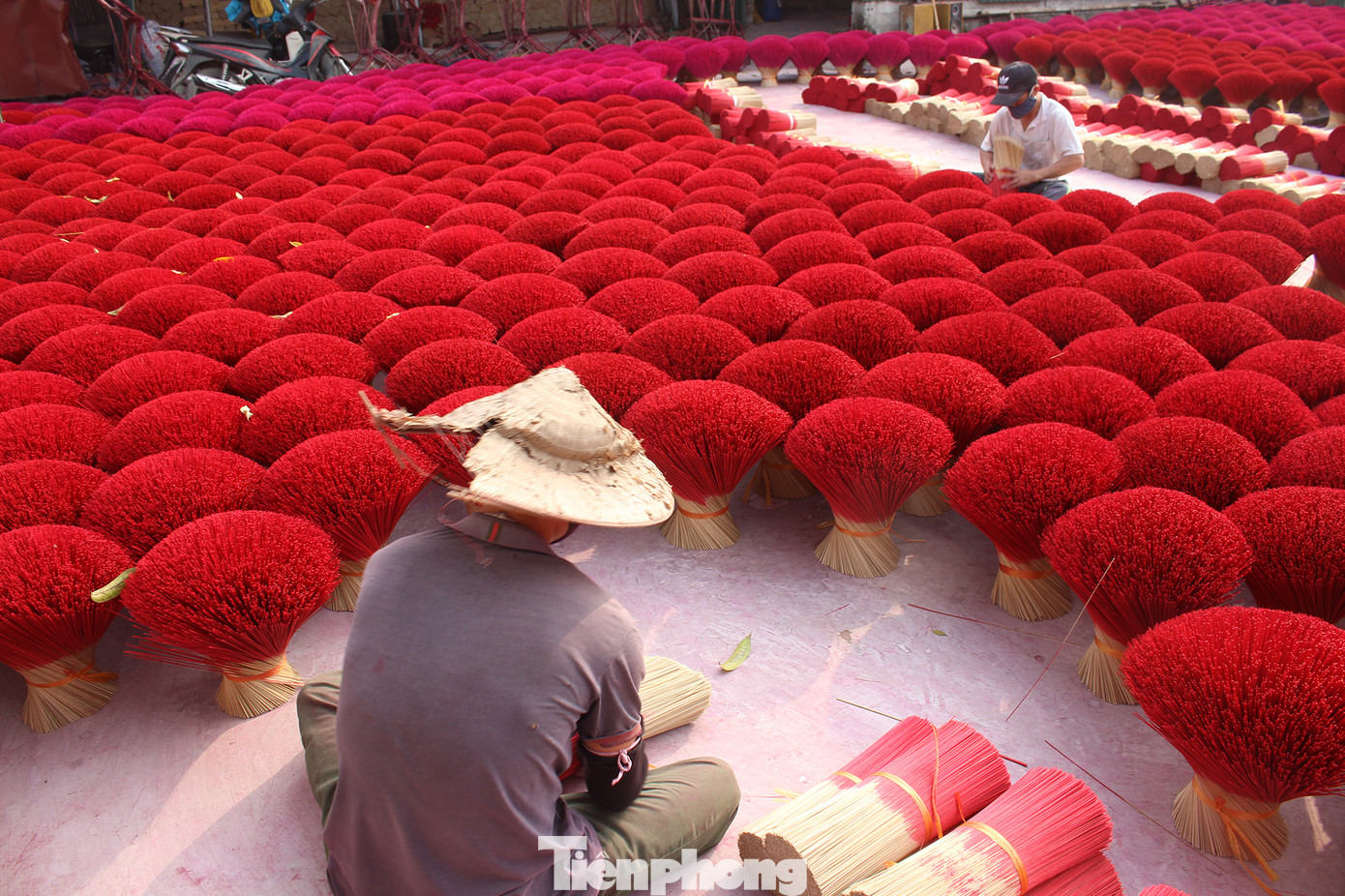 Nhịp sống hối hả dịp cận Tết ở làng nghề làm tăm hương cổ ở Hà Nội ảnh 17