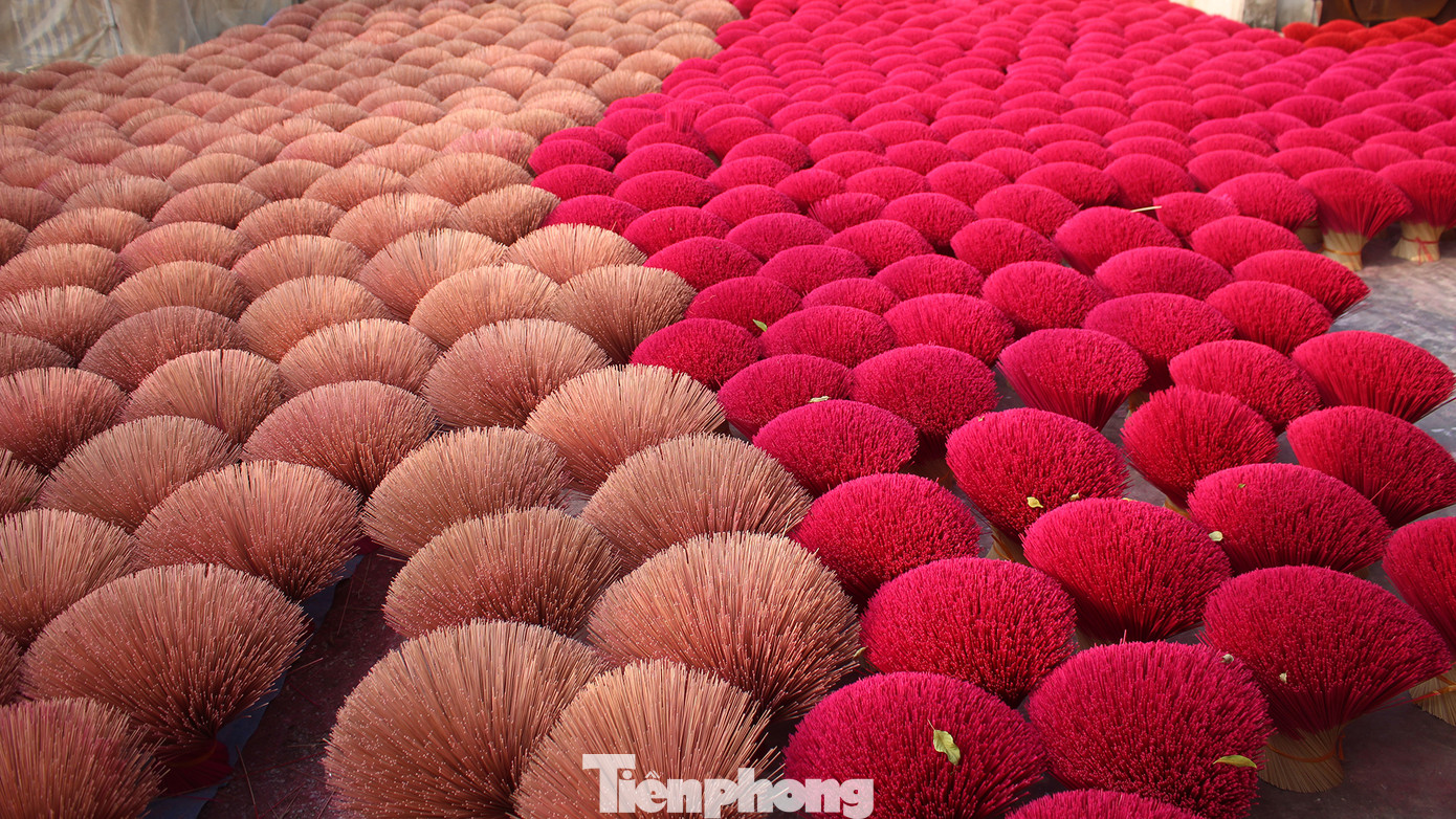 Nhịp sống hối hả dịp cận Tết ở làng nghề làm tăm hương cổ ở Hà Nội ảnh 12