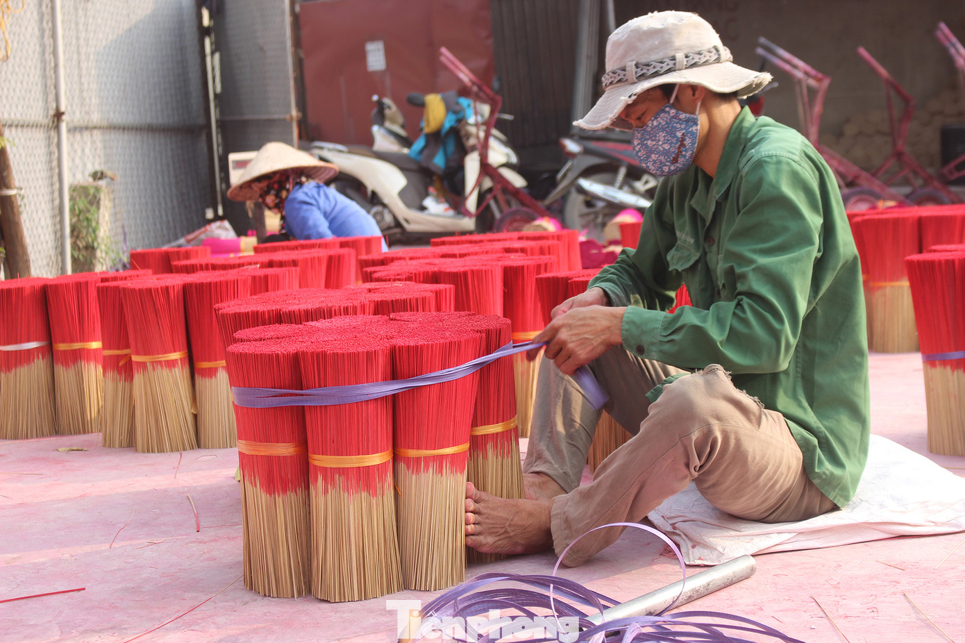 Nhịp sống hối hả dịp cận Tết ở làng nghề làm tăm hương cổ ở Hà Nội ảnh 13