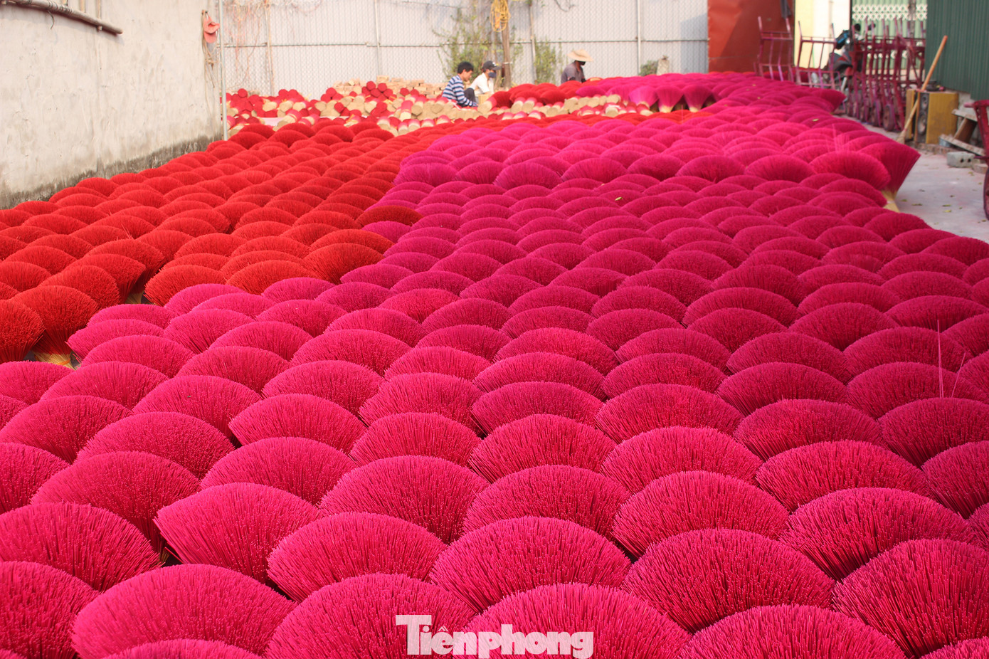 Nhịp sống hối hả dịp cận Tết ở làng nghề làm tăm hương cổ ở Hà Nội ảnh 18