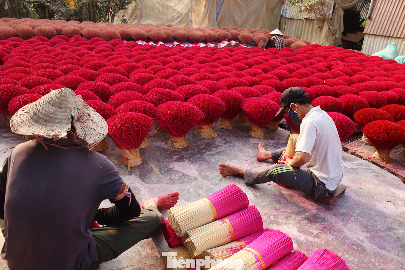 Nhịp sống hối hả dịp cận Tết ở làng nghề làm tăm hương cổ ở Hà Nội ảnh 16