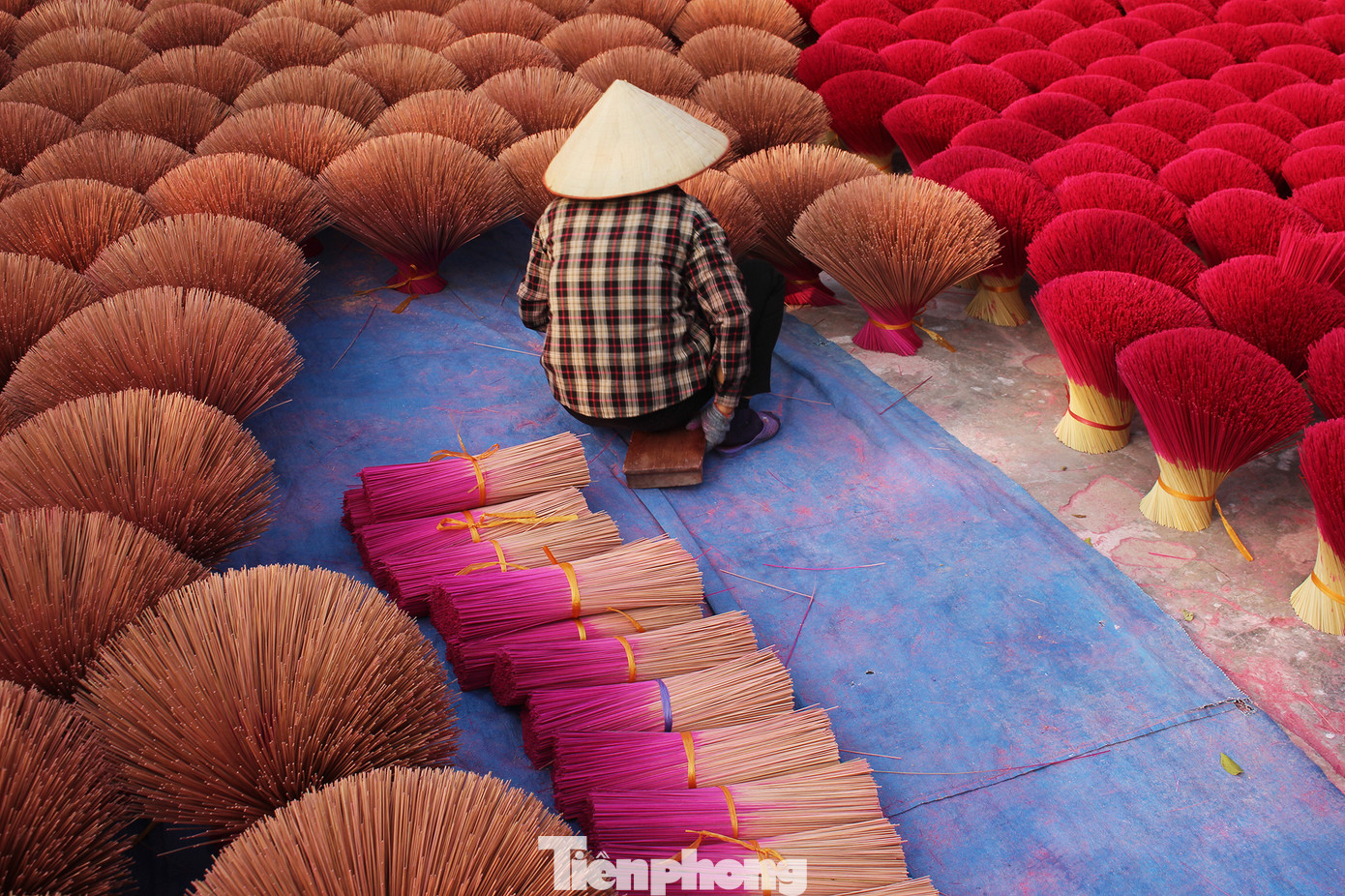 Nhịp sống hối hả dịp cận Tết ở làng nghề làm tăm hương cổ ở Hà Nội ảnh 14