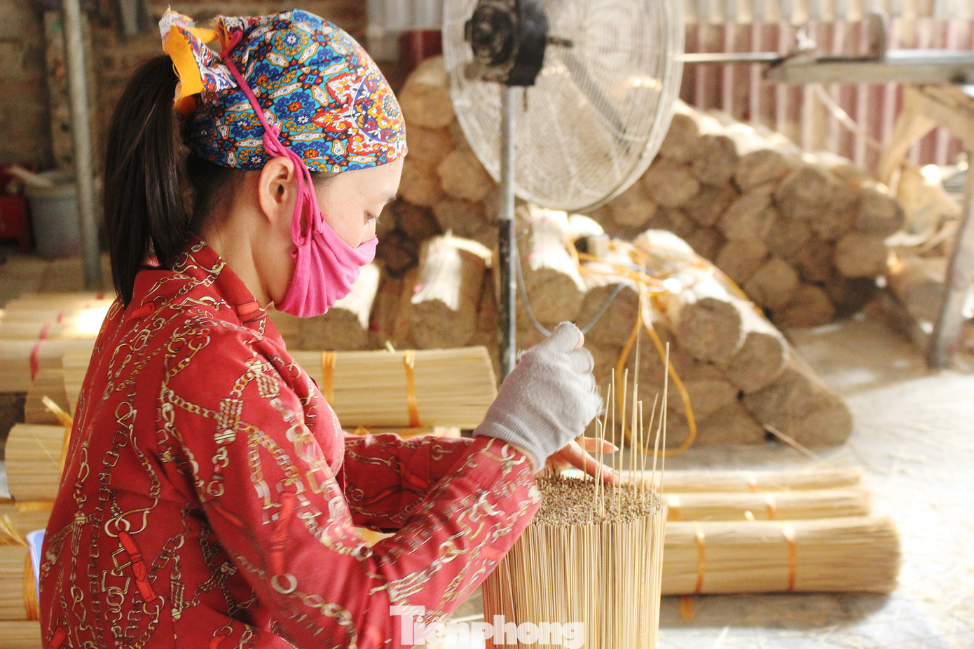 Nhịp sống hối hả dịp cận Tết ở làng nghề làm tăm hương cổ ở Hà Nội ảnh 10