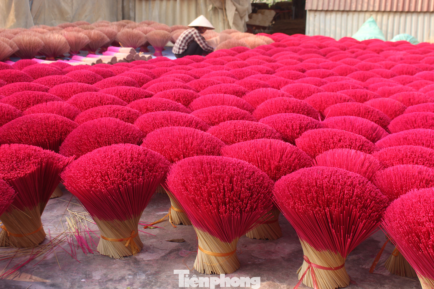 Nhịp sống hối hả dịp cận Tết ở làng nghề làm tăm hương cổ ở Hà Nội ảnh 20