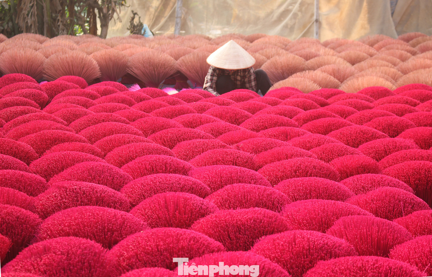 Nhịp sống hối hả dịp cận Tết ở làng nghề làm tăm hương cổ ở Hà Nội ảnh 19