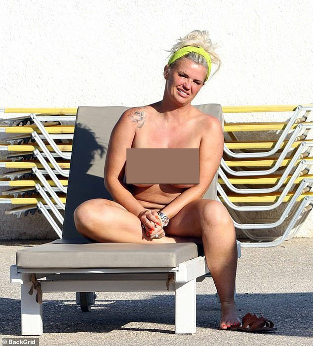 Mỹ nhân Anh một thời gây sốc khi phơi bày cơ thể ngấn mỡ, ngực trần tắm nắng ảnh 1