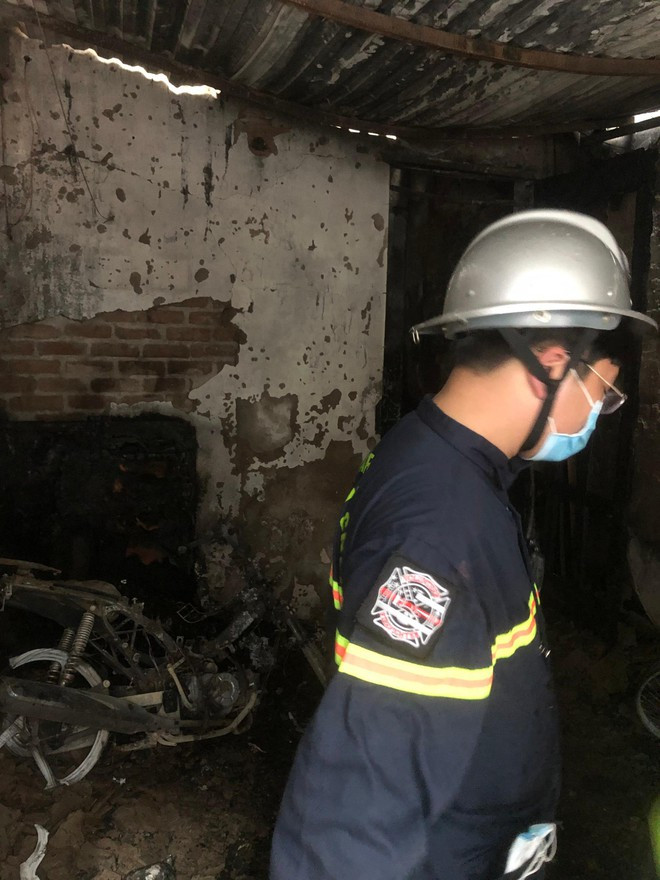 Cảnh sát phong tỏa con ngõ vụ hỏa hoạn 4 thanh niên tử vong ảnh 4