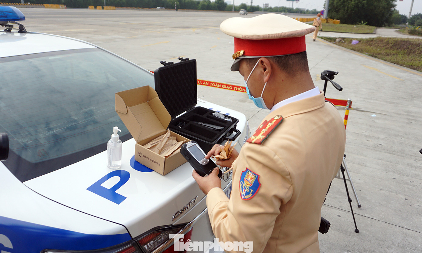 Theo CSGT kiểm tra nồng độ cồn trên cao tốc ngày đầu năm mới ảnh 4