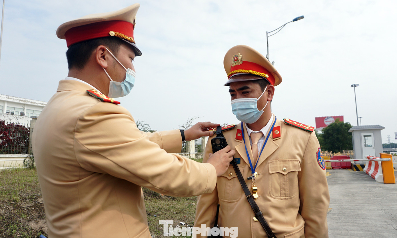 Theo CSGT kiểm tra nồng độ cồn trên cao tốc ngày đầu năm mới ảnh 2