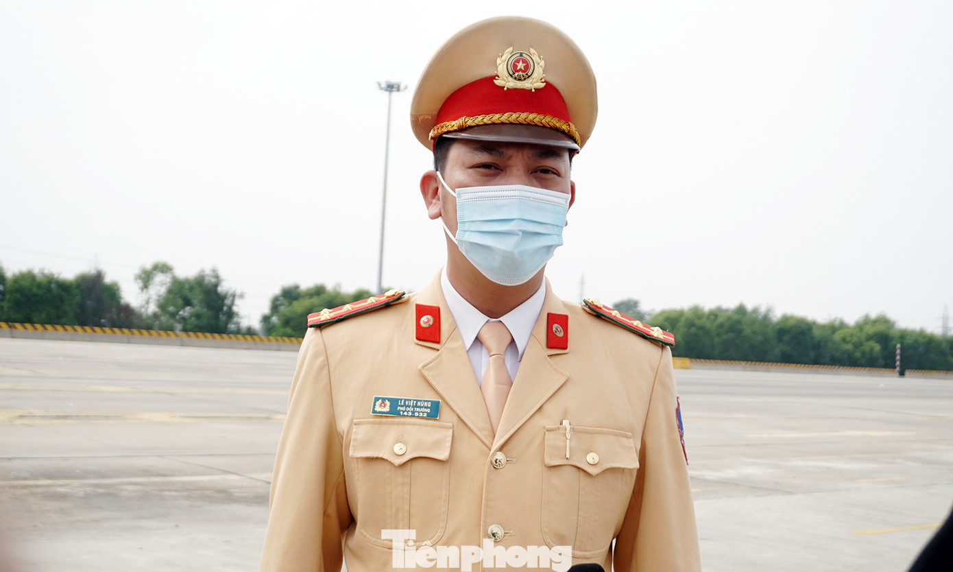 Theo CSGT kiểm tra nồng độ cồn trên cao tốc ngày đầu năm mới ảnh 1