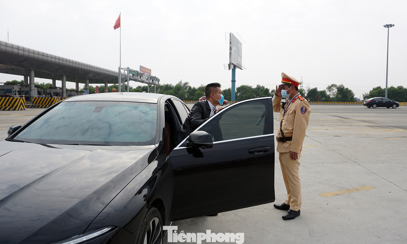 Theo CSGT kiểm tra nồng độ cồn trên cao tốc ngày đầu năm mới ảnh 7