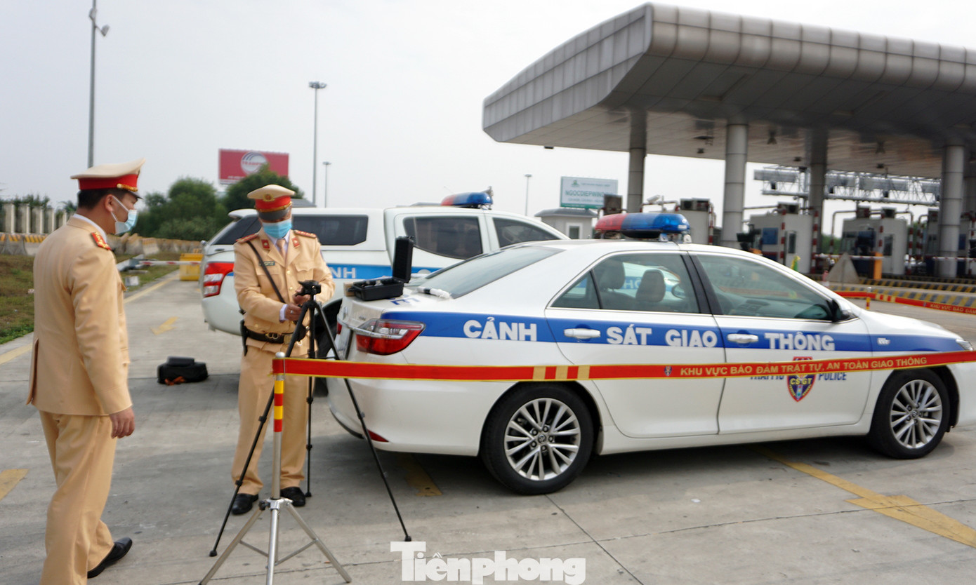 Theo CSGT kiểm tra nồng độ cồn trên cao tốc ngày đầu năm mới ảnh 3