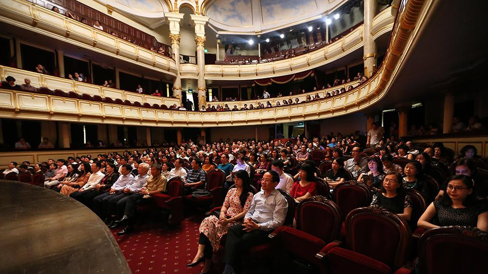 Khán giả chật kín xem ‘Bệnh sĩ’ của Lưu Quang Vũ ảnh 3