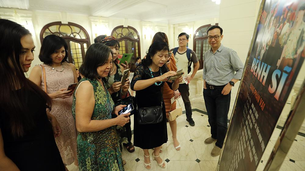 Khán giả chật kín xem ‘Bệnh sĩ’ của Lưu Quang Vũ ảnh 7