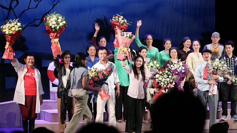 Khán giả chật kín xem ‘Bệnh sĩ’ của Lưu Quang Vũ ảnh 6