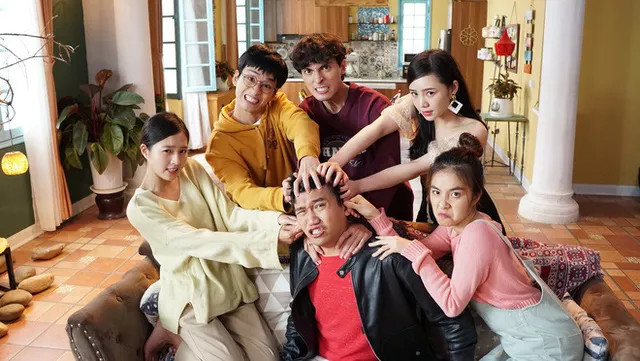 Hậu trường đạo diễn Khải Anh ‘đánh vật’ với dàn diễn viên quay MV Nhà trọ Balanha ảnh 1