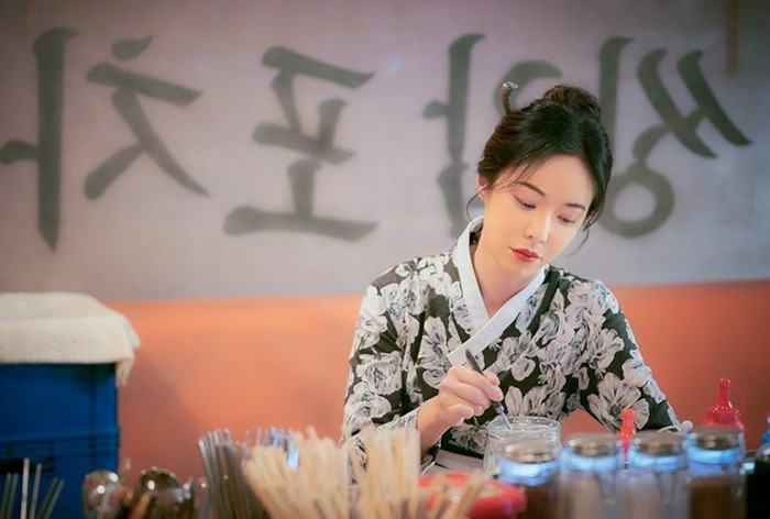 Mô típ giống ‘Khách sạn ánh trăng’, ‘Quán nhậu di động bí ẩn’ vẫn leo Top Netflix ảnh 1