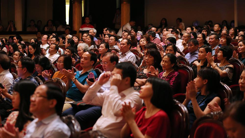 Khán giả chật kín xem ‘Bệnh sĩ’ của Lưu Quang Vũ ảnh 4