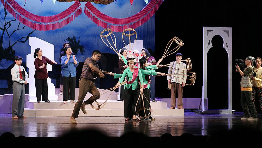 Khán giả chật kín xem ‘Bệnh sĩ’ của Lưu Quang Vũ ảnh 2