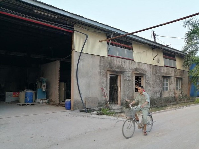 Cận cảnh nơi chứa số dầu thải đổ vào nguồn nước sạch sông Đà ảnh 2