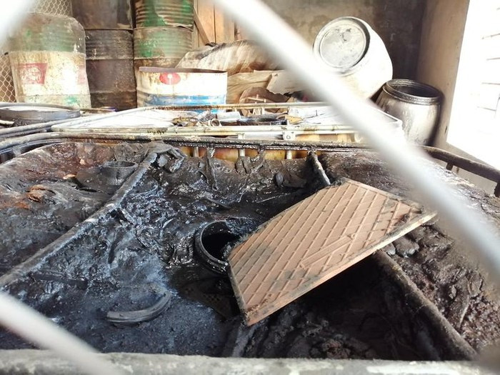 Cận cảnh nơi chứa số dầu thải đổ vào nguồn nước sạch sông Đà ảnh 6