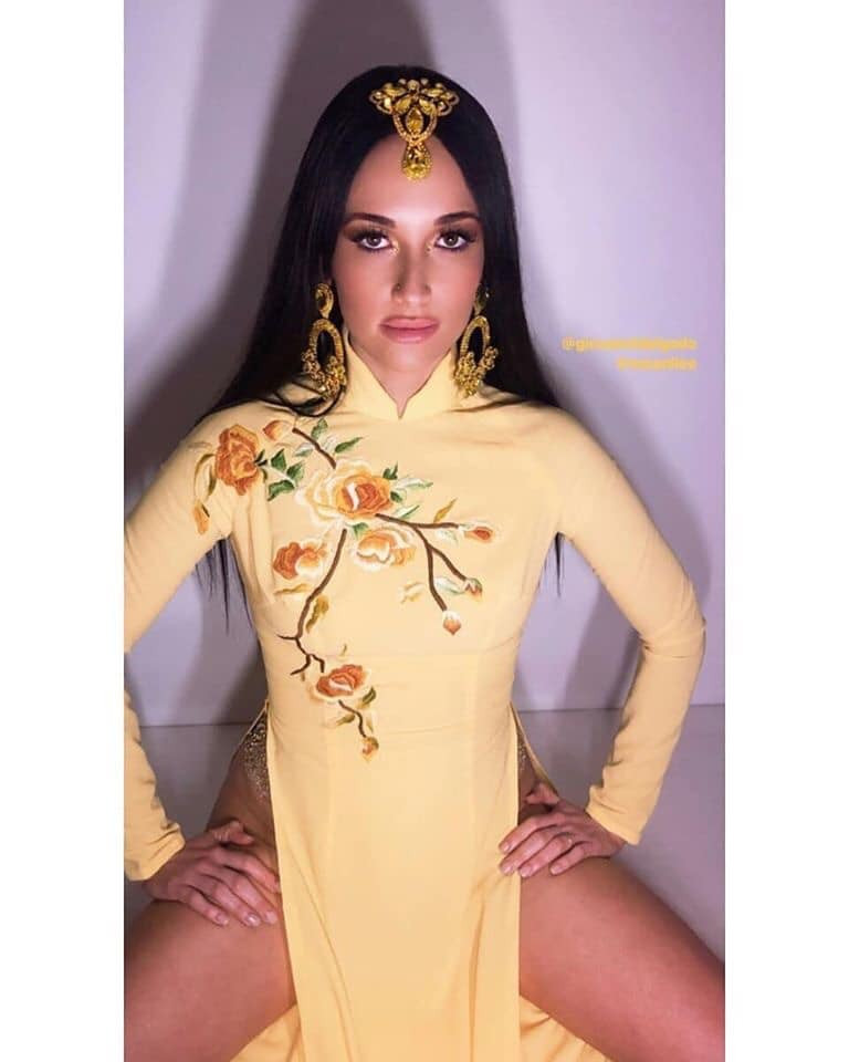 Ca sĩ Mỹ mặc áo dài không quần khiến cộng đồng mạng Việt 'dậy sóng' ảnh 1