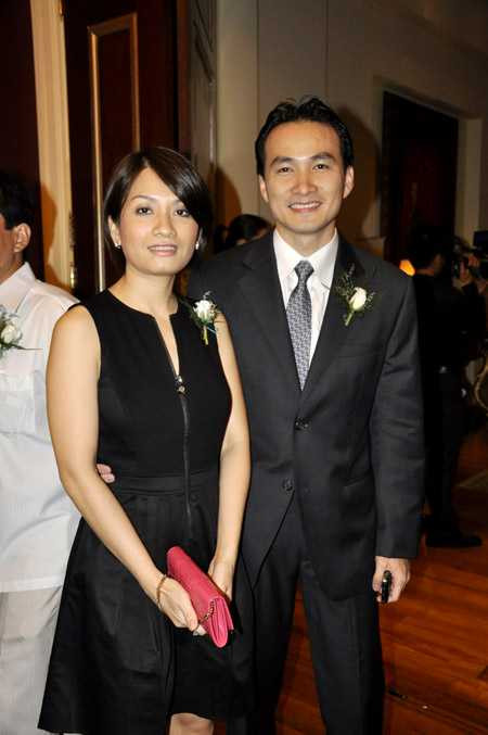 Chi Bảo nắm tay mỹ nhân lạ mặt giữa nghi vấn ly hôn người vợ thứ hai ảnh 1