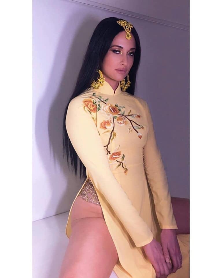 Ca sĩ Mỹ mặc áo dài không quần khiến cộng đồng mạng Việt 'dậy sóng' ảnh 2