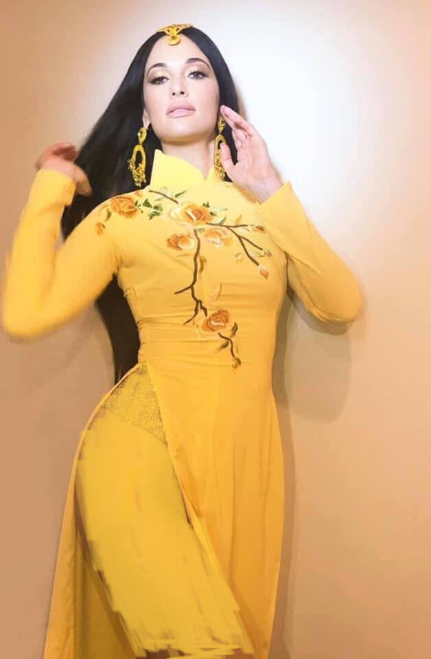 Ca sĩ Mỹ mặc áo dài không quần khiến cộng đồng mạng Việt 'dậy sóng' ảnh 6