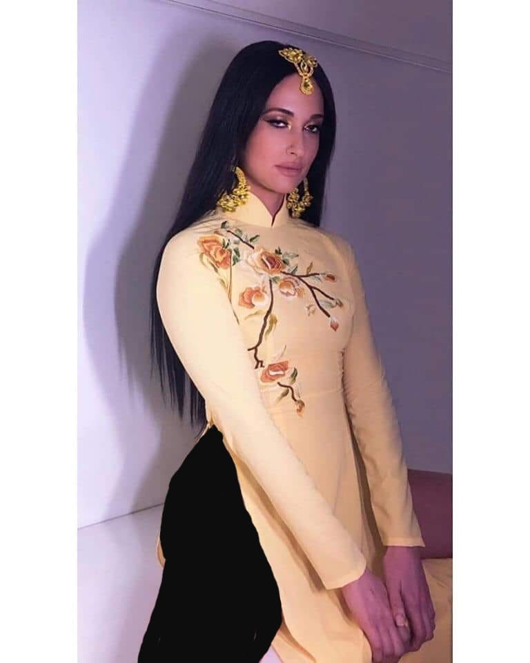 Ca sĩ Mỹ mặc áo dài không quần khiến cộng đồng mạng Việt 'dậy sóng' ảnh 5