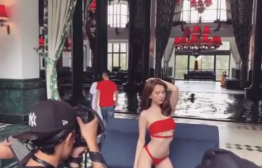 Clip hậu trường chụp ảnh bikini ‘nóng rực’ của Ngọc Trinh ở Sa Pa ảnh 2