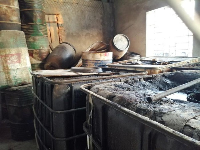 Cận cảnh nơi chứa số dầu thải đổ vào nguồn nước sạch sông Đà ảnh 7