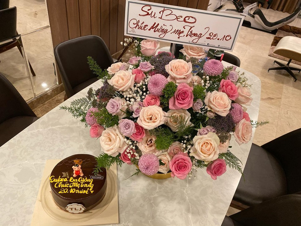 Bất ngờ món quà 20/10 của Subeo tặng Đàm Thu Trang và dòng chữ in trên lẵng hoa ảnh 2