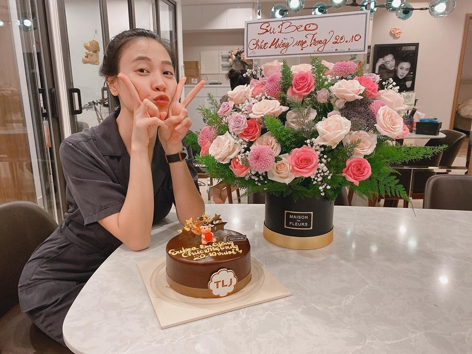 Bất ngờ món quà 20/10 của Subeo tặng Đàm Thu Trang và dòng chữ in trên lẵng hoa ảnh 1