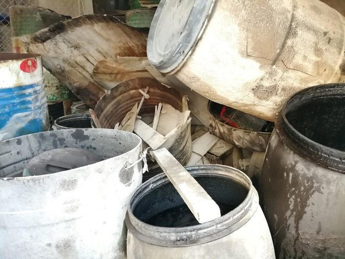 Cận cảnh nơi chứa số dầu thải đổ vào nguồn nước sạch sông Đà ảnh 9