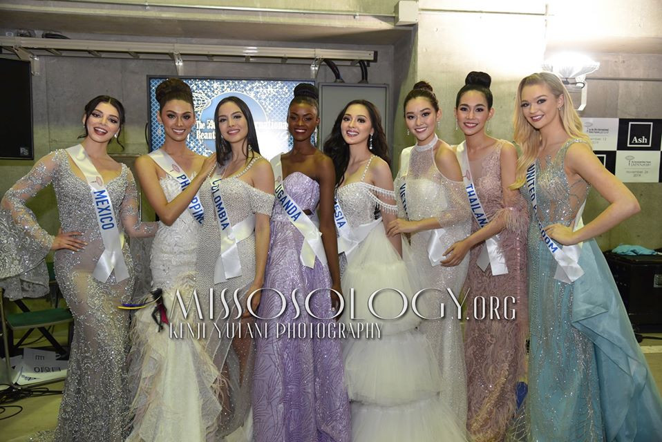 Khoảnh khắc đẹp: Tường San cúi người chỉnh váy cho Hoa hậu Indonesia ở hậu trường ảnh 4