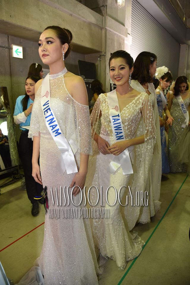 Khoảnh khắc đẹp: Tường San cúi người chỉnh váy cho Hoa hậu Indonesia ở hậu trường ảnh 6